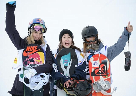 Drei jubelnde Frauen mit Snowboards